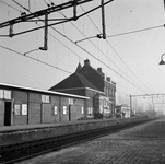 857753 Gezicht op de perronzijde van het N.S.-station Bodegraven te Bodegraven.